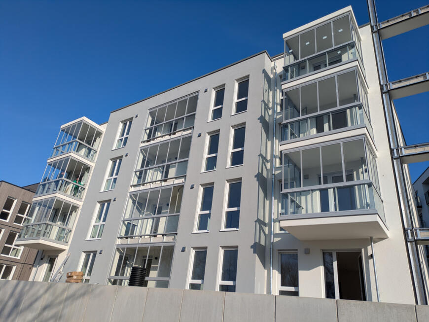 Großprojekt mit modernen Balkon- und Glaslösungen an einem Mehrfamilienhaus
