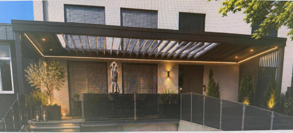 Hochwertige Terrassenüberdachung mit Lamellendach, integrierter Beleuchtung und dunkler Aluminiumkonstruktion