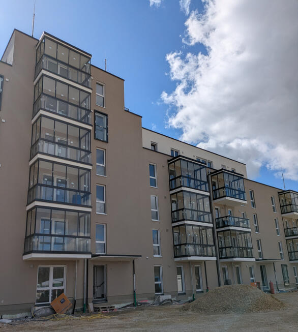 Mehrgeschossiges Wohngebäude mit großflächigen Balkonverglasungen von Montagebau HILT