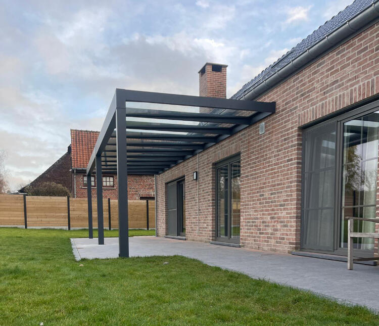 Freistehende Terrassenüberdachung aus dunklem Aluminium an einem modernen Wohnhaus