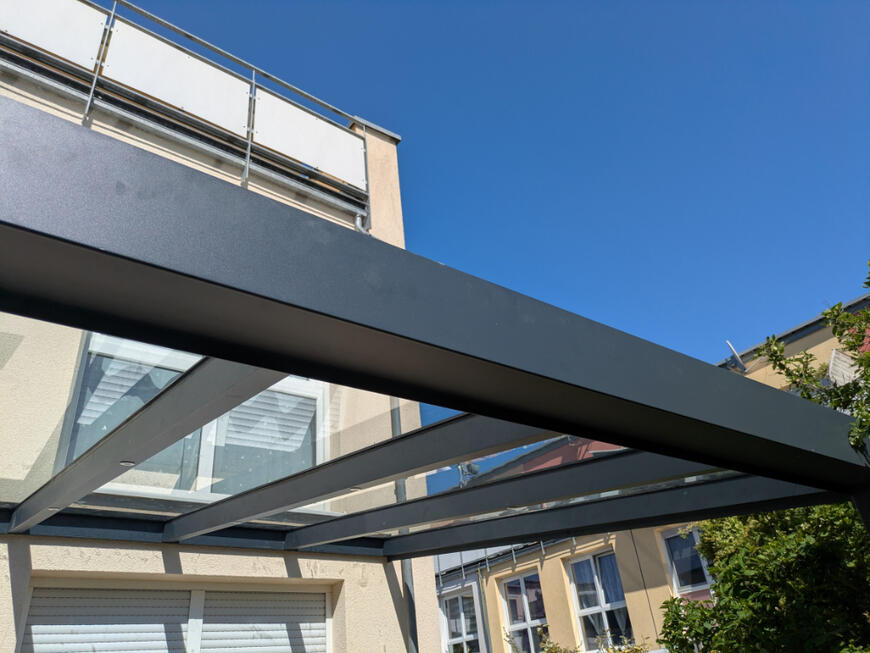 Moderne Terrassenüberdachung aus Aluminium mit Glasdach von Montagebau HILT