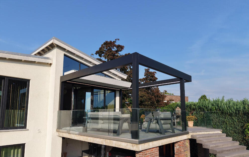 Moderne Balkonüberdachung mit dunkler Aluminiumkonstruktion und Glasdach