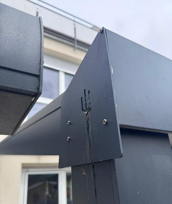Detail einer Aluminiumkonstruktion Detailaufnahme einer maßgefertigten Aluminiumkonstruktion von Montagebau HILT