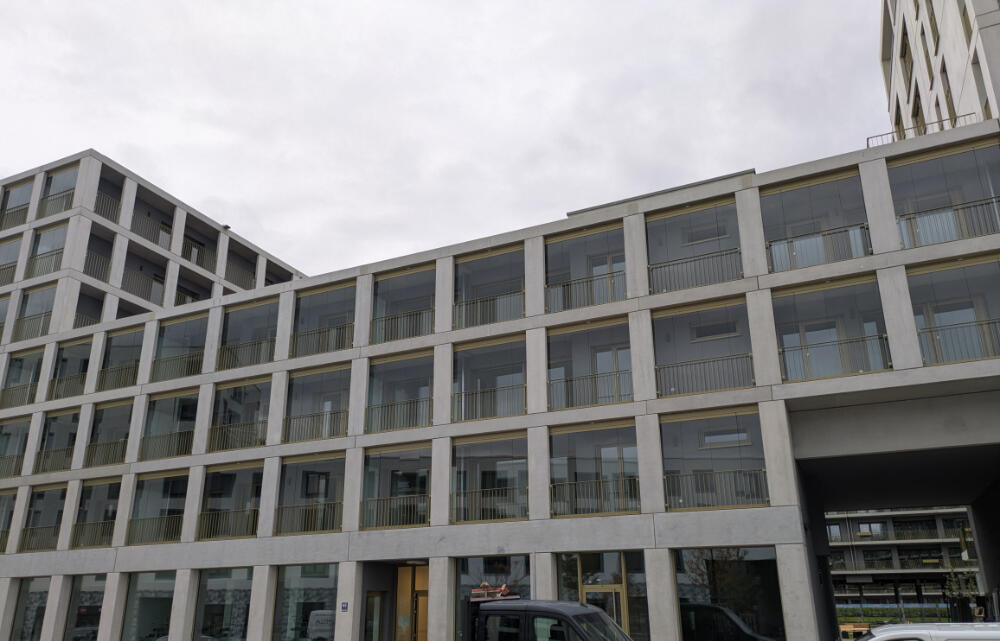 Mehrgeschossige Wohnanlage mit großflächigen Balkonverglasungen