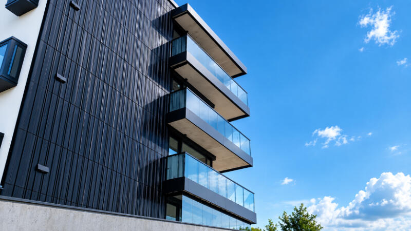 Moderne Fassade unter blauem Himmel